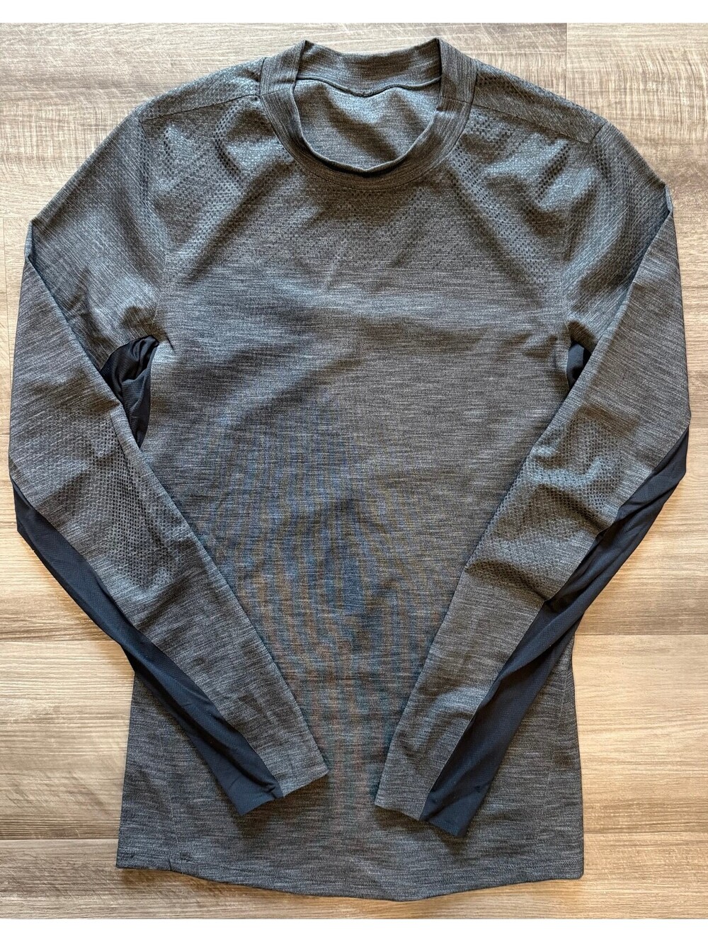 Lululemon Men's Gray Work Out Shirt Size Small/Medium